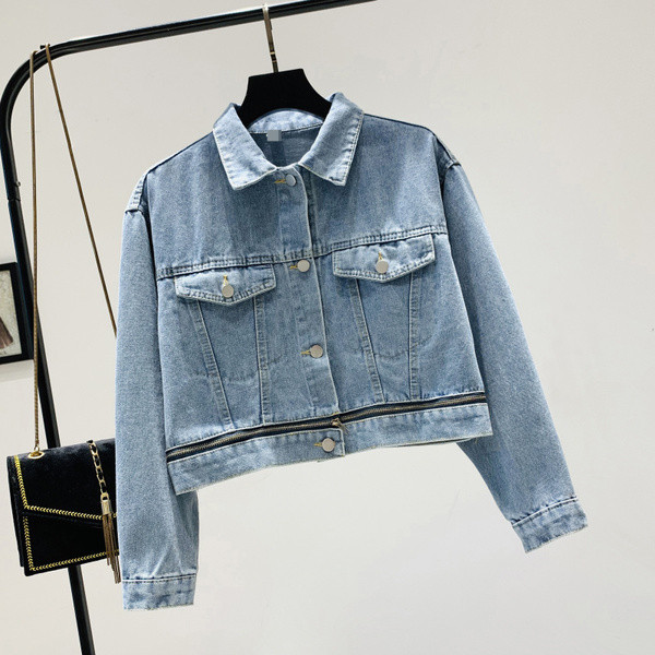 Дамско дънково яке с елемент цип в светъл цвят 