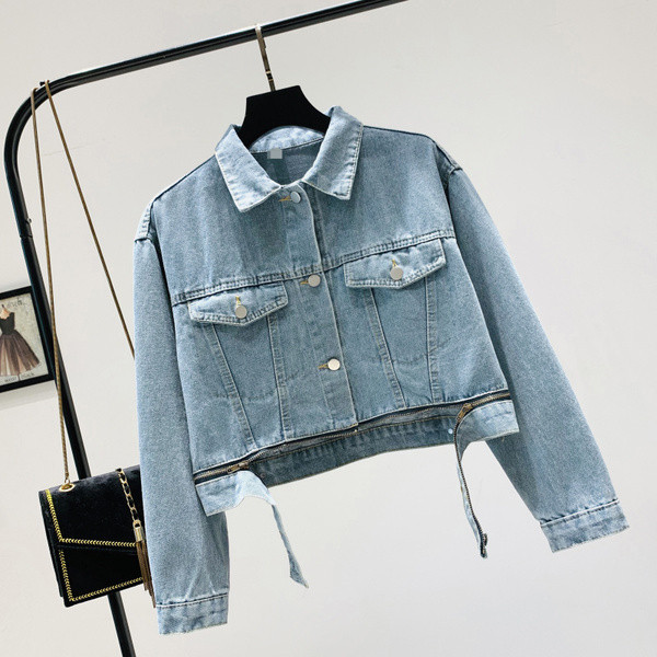 Дамско дънково яке с елемент цип в светъл цвят 