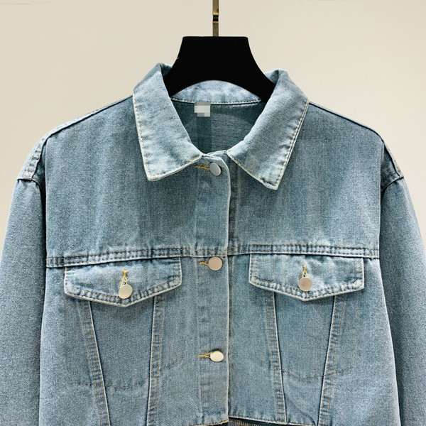 Дамско дънково яке с елемент цип в светъл цвят 