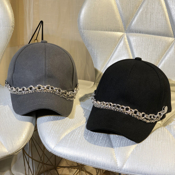 Palarie moderna de dama cu vizor si decor metalic in mai multe culori