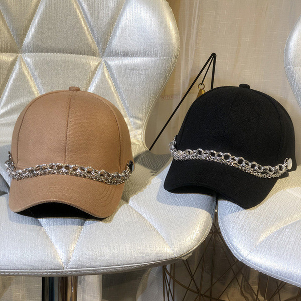 Palarie moderna de dama cu vizor si decor metalic in mai multe culori