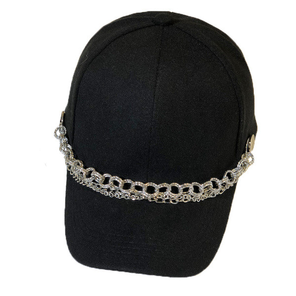 Palarie moderna de dama cu vizor si decor metalic in mai multe culori