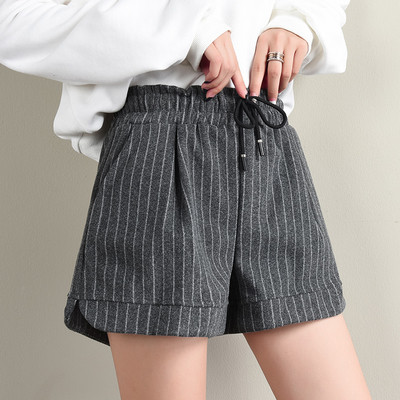 Модерни дамски къси раирани панталони в два цвята