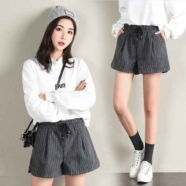 Модерни дамски къси раирани панталони в два цвята