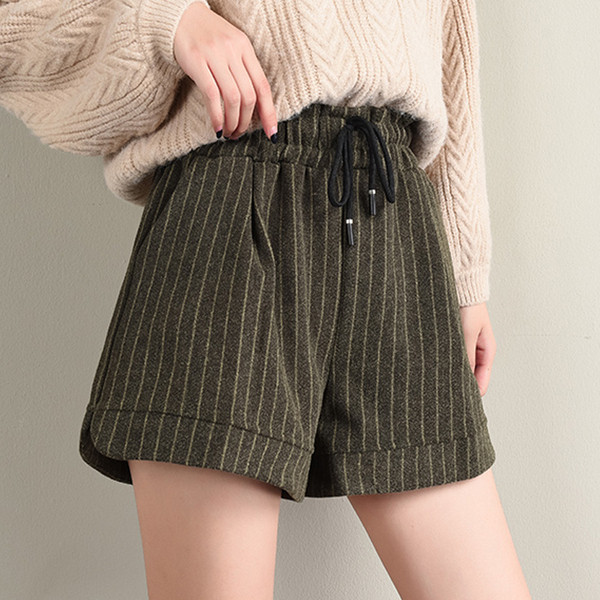 Модерни дамски къси раирани панталони в два цвята