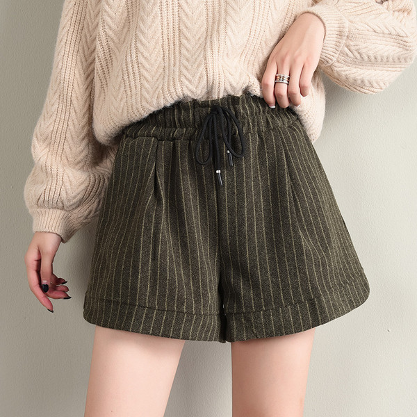 Модерни дамски къси раирани панталони в два цвята