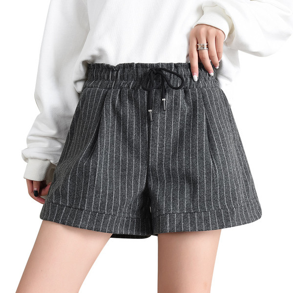 Модерни дамски къси раирани панталони в два цвята