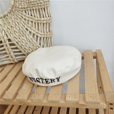 Актуална дамска шапка от еко кожа с надпис в няколко цвята