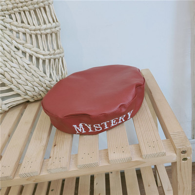 Актуална дамска шапка от еко кожа с надпис в няколко цвята