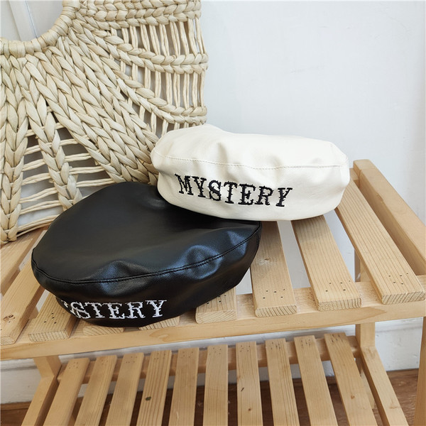 Актуална дамска шапка от еко кожа с надпис в няколко цвята