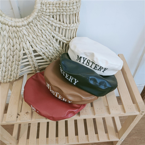 Актуална дамска шапка от еко кожа с надпис в няколко цвята