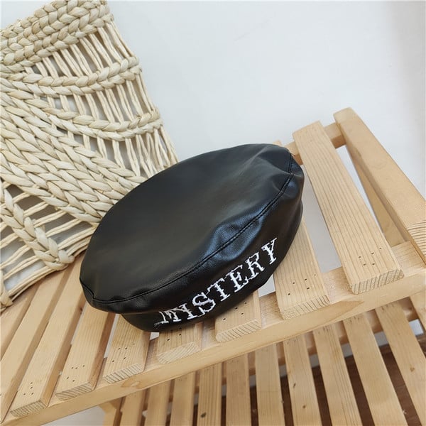 Актуална дамска шапка от еко кожа с надпис в няколко цвята