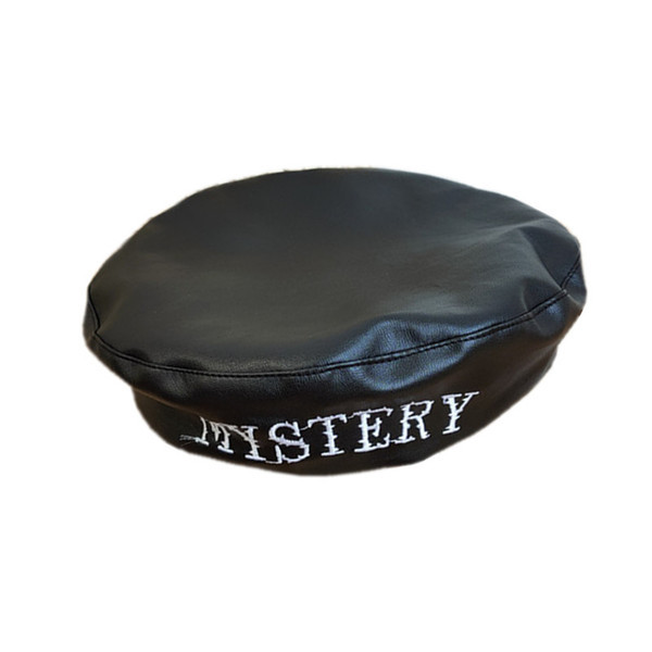 Актуална дамска шапка от еко кожа с надпис в няколко цвята