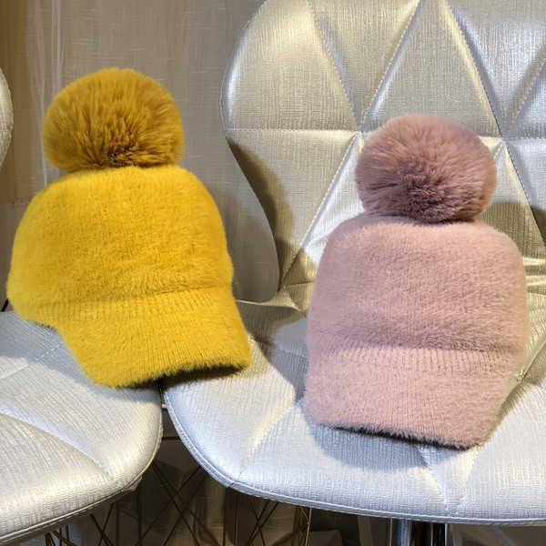 Női téli sapka napellenzővel és pehellyel, különböző színekben