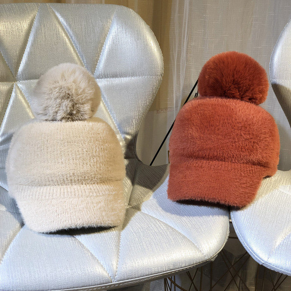 Női téli sapka napellenzővel és pehellyel, különböző színekben