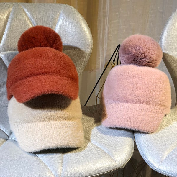 Női téli sapka napellenzővel és pehellyel, különböző színekben