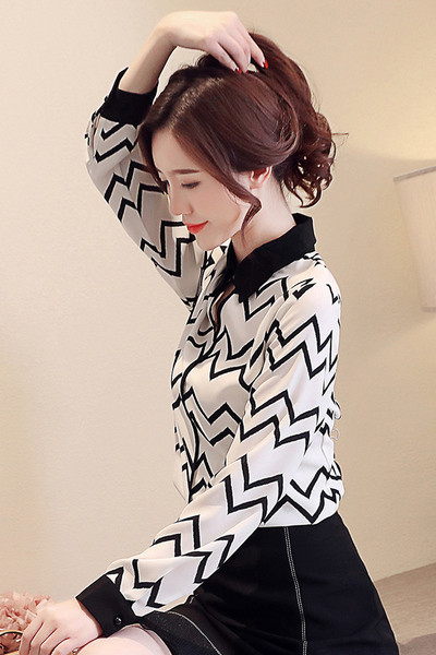 Нов модел дамска риза с шарка и широки ръкави в бял и черен цвят