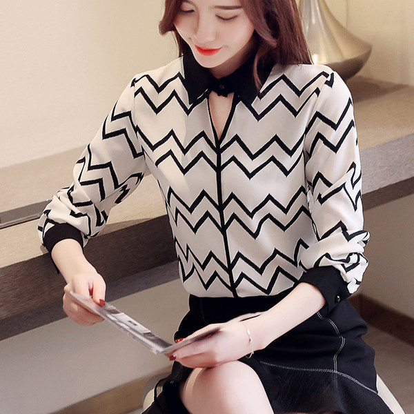 Нов модел дамска риза с шарка и широки ръкави в бял и черен цвят