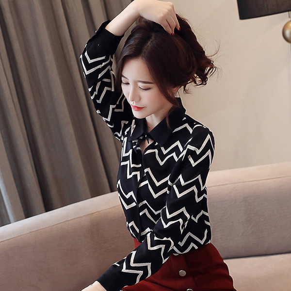 Нов модел дамска риза с шарка и широки ръкави в бял и черен цвят