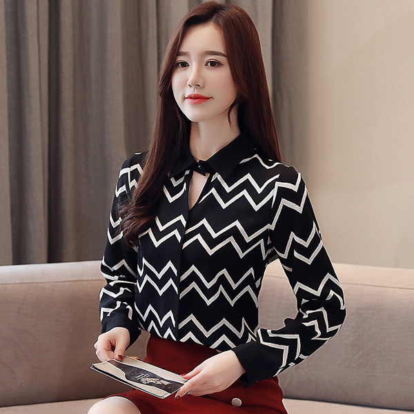 Нов модел дамска риза с шарка и широки ръкави в бял и черен цвят