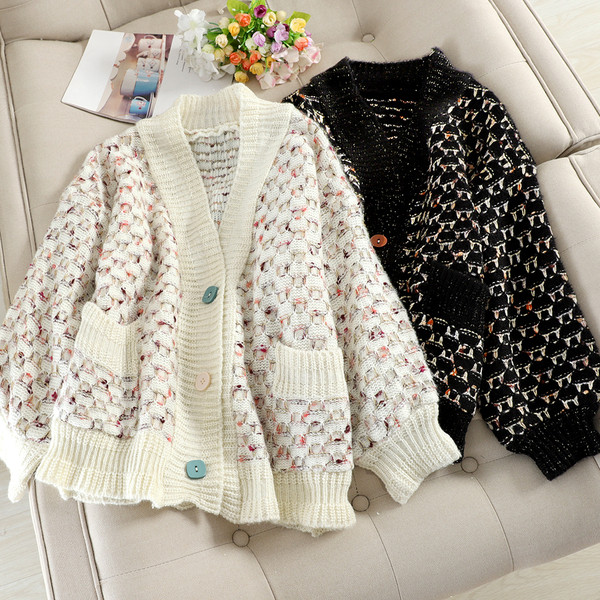 Ежедневна дамска жилетка с джобове в черен и бял цвят - широк модел