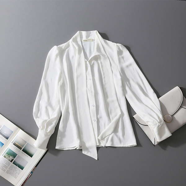 Модерна дамска риза с връзки и широки ръкави в бял и червен цвят