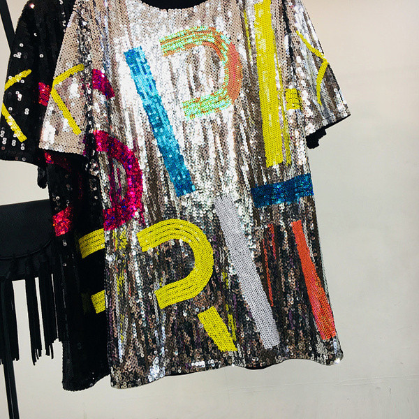 Дамска рокля широк модел с къс ръкав и елемент пайети 