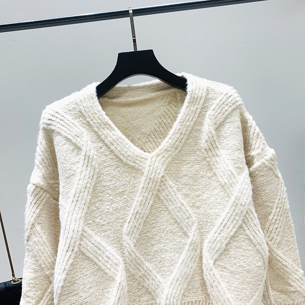 Дамски пуловер с шпиц деколте -широк модел в бял и зелен цвят 