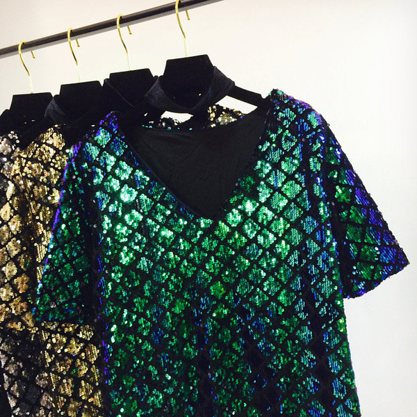 Дамска блуза с шпиц деколте -къс модел с пайети 