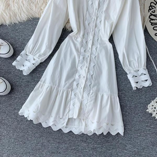 Модерна дамска рокля с дълъг ръкав и бродерия в бял цвят