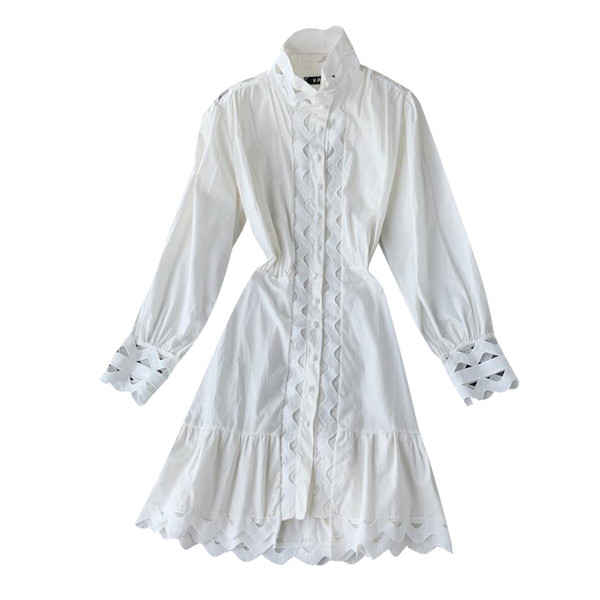 Модерна дамска рокля с дълъг ръкав и бродерия в бял цвят