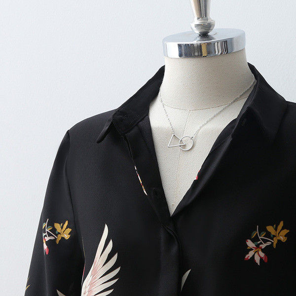 Нов модел дамска риза с шарка и класическа яка в черен цвят