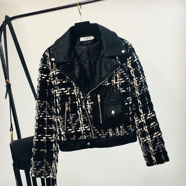 Стилно дамско яке с ципове и шпиц деколте 