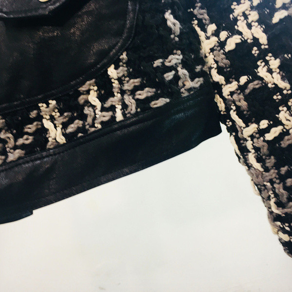 Стилно дамско яке с ципове и шпиц деколте 