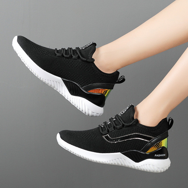 Модерни дамски маратонки с дебела подметка и връзки в бял и черен цвят 