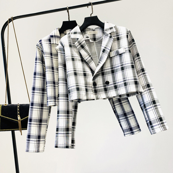 Дамско карирано сако-къс модел с V-образна яка 