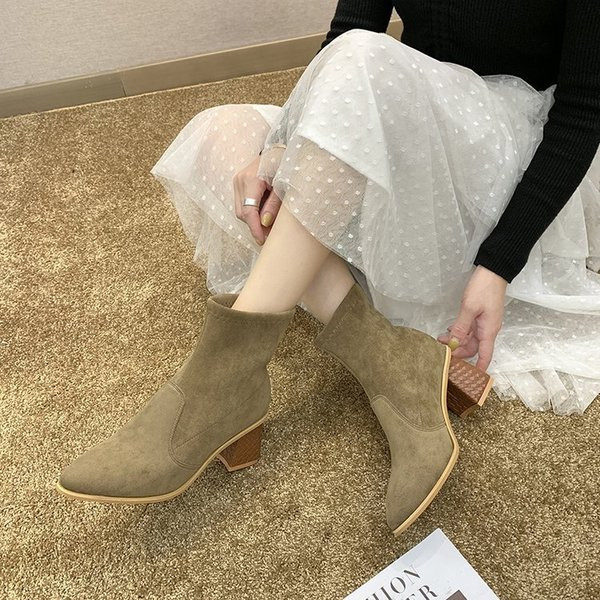 Модерни дамски боти с дебел ток в няколко цвята 