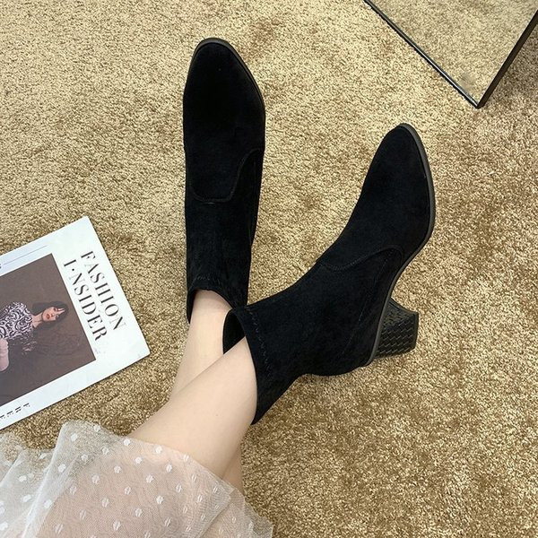 Модерни дамски боти с дебел ток в няколко цвята 