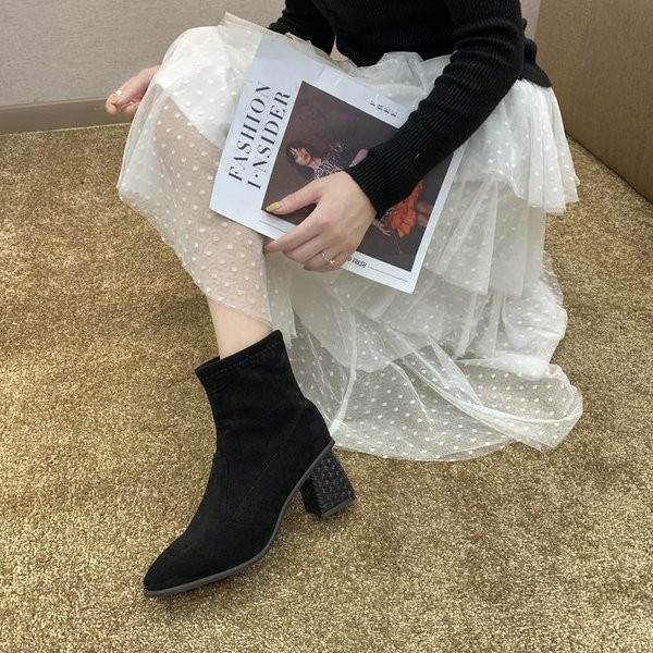 Модерни дамски боти с дебел ток в няколко цвята 