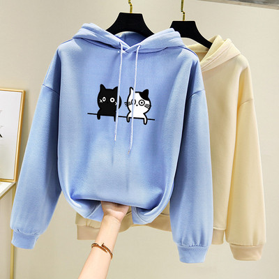 Дамски суичър с качулка и различни апликации