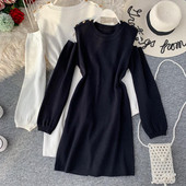 Модерна дамска плетена рокля с голи рамене в черен и бял цвят