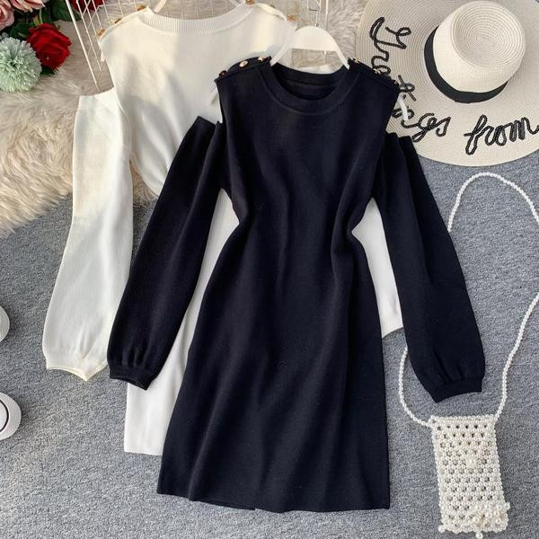 Модерна дамска плетена рокля с голи рамене в черен и бял цвят