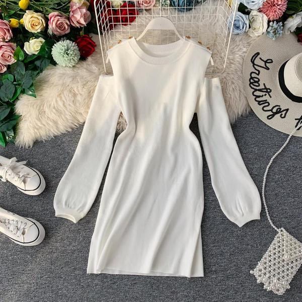 Модерна дамска плетена рокля с голи рамене в черен и бял цвят