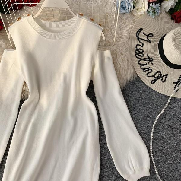 Модерна дамска плетена рокля с голи рамене в черен и бял цвят