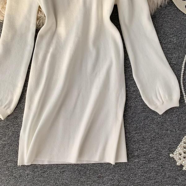 Модерна дамска плетена рокля с голи рамене в черен и бял цвят