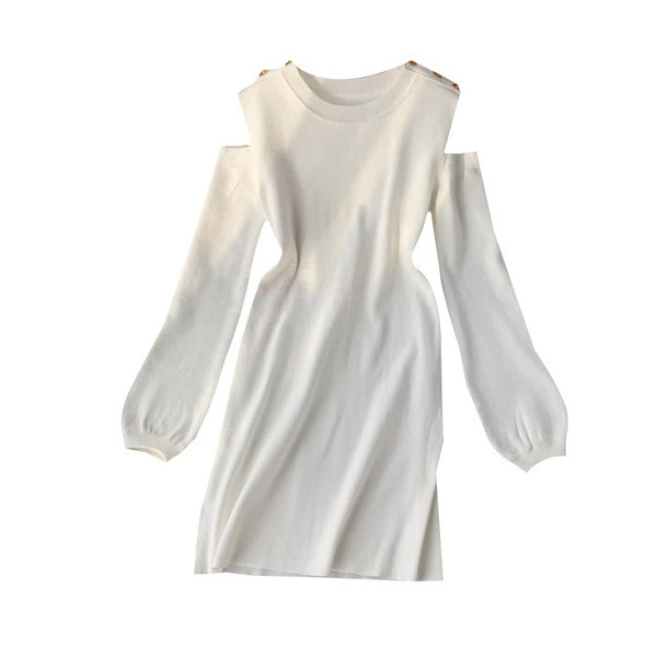 Модерна дамска плетена рокля с голи рамене в черен и бял цвят