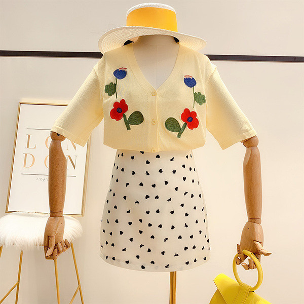 Модерна дамска риза с шпиц деколте и бродерия в три цвята