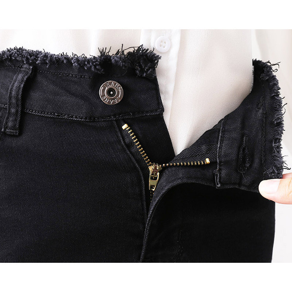 Нов модел модерни дамски дънки с разкъсани мотиви в черен цвят