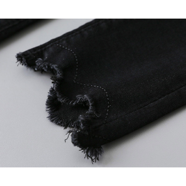 Нов модел модерни дамски дънки с разкъсани мотиви в черен цвят