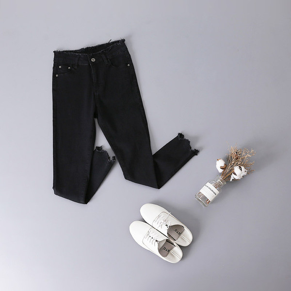 Нов модел модерни дамски дънки с разкъсани мотиви в черен цвят